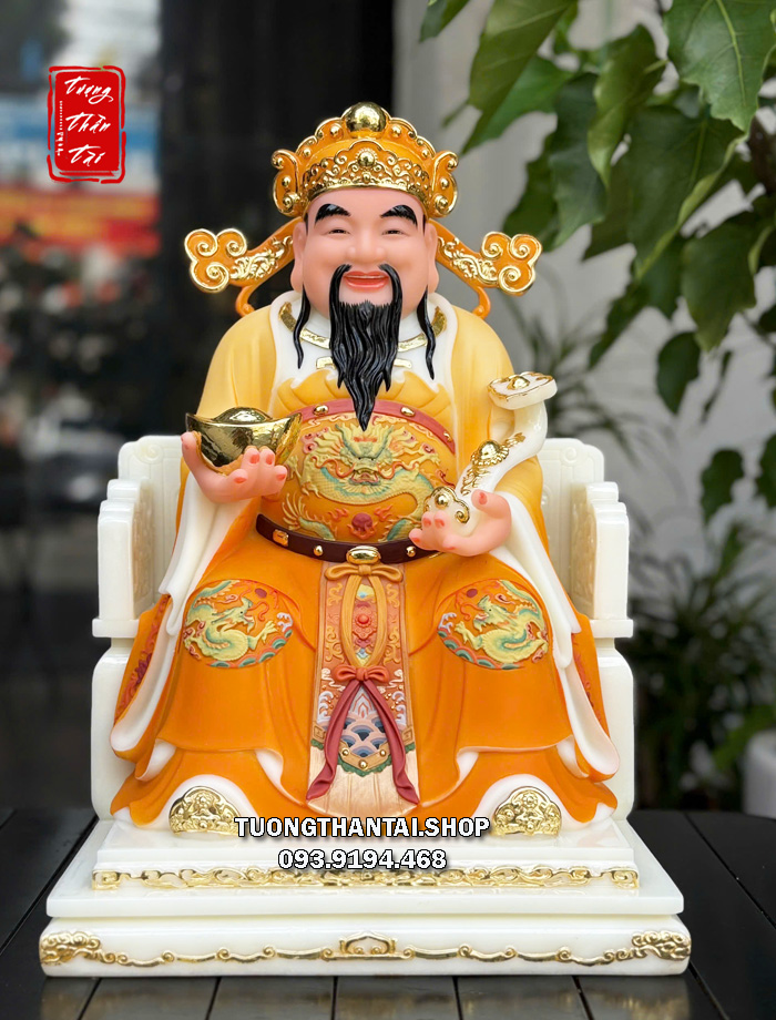 Tượng Thần Tiền như ý thỏi vàng áo gấm cam bằng bột đá