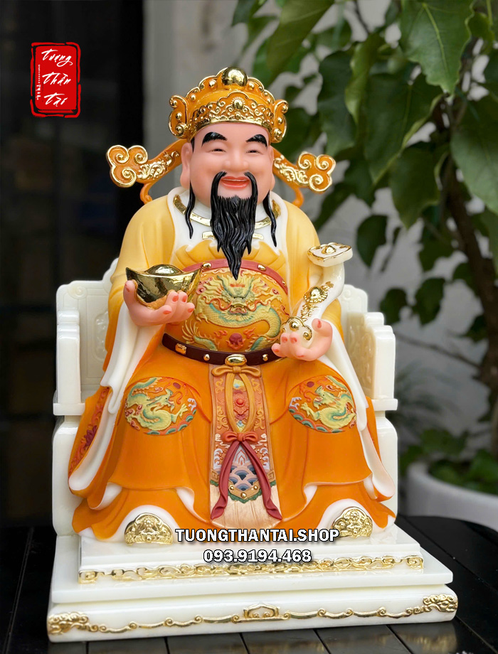 Tượng Thần Tiền như ý thỏi vàng áo gấm cam bằng bột đá