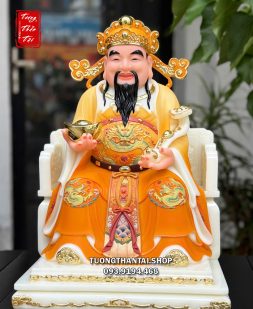 Tượng Thần Tiền như ý thỏi vàng áo gấm cam bằng bột đá