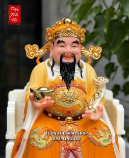 Tượng Thần Tiền như ý thỏi vàng áo gấm cam bằng bột đá