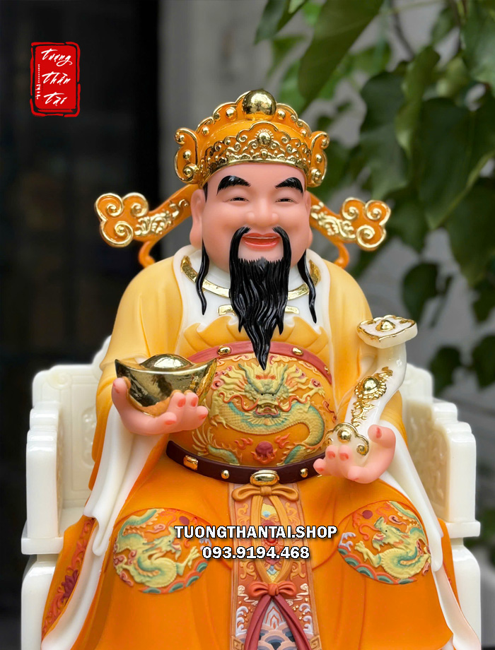 Tượng Thần Tiền như ý thỏi vàng áo gấm cam bằng bột đá