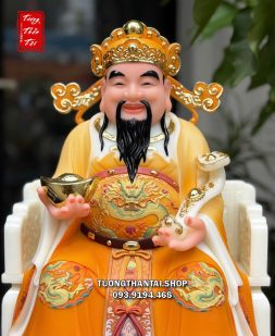 Tượng Thần Tiền như ý thỏi vàng áo gấm cam bằng bột đá