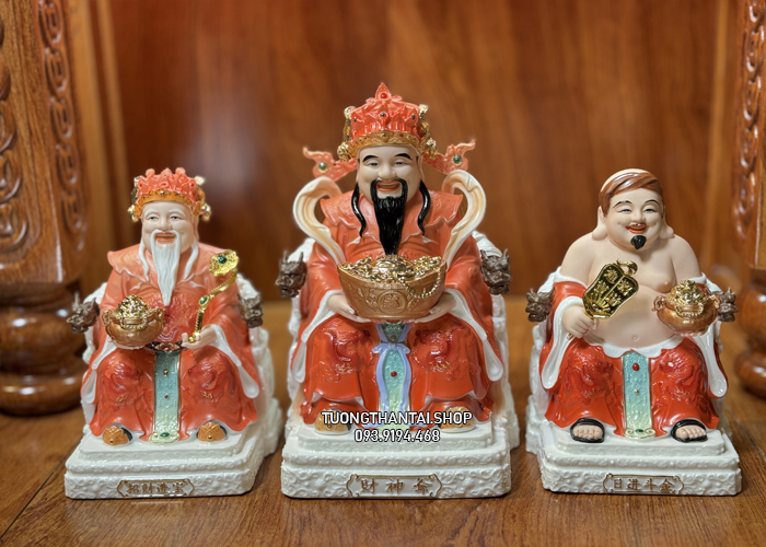 Bộ 3 ông địa thần tài thần tiền bằng sứ gấm đỏ ghế rồng cao cấp