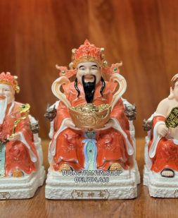 Bộ 3 ông địa thần tài thần tiền bằng sứ gấm đỏ ghế rồng cao cấp