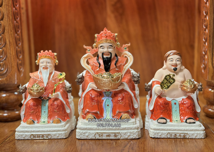Bộ 3 ông địa thần tài thần tiền bằng sứ gấm đỏ ghế rồng cao cấp